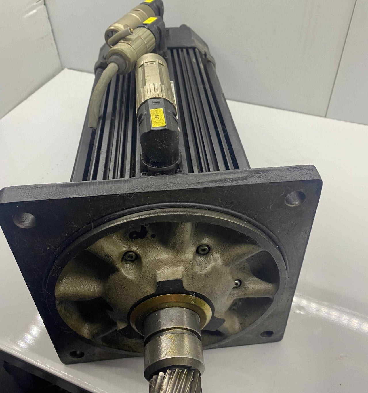 LENZE [MDFKARS080-22] 3.9 KW SERVO MOTOR