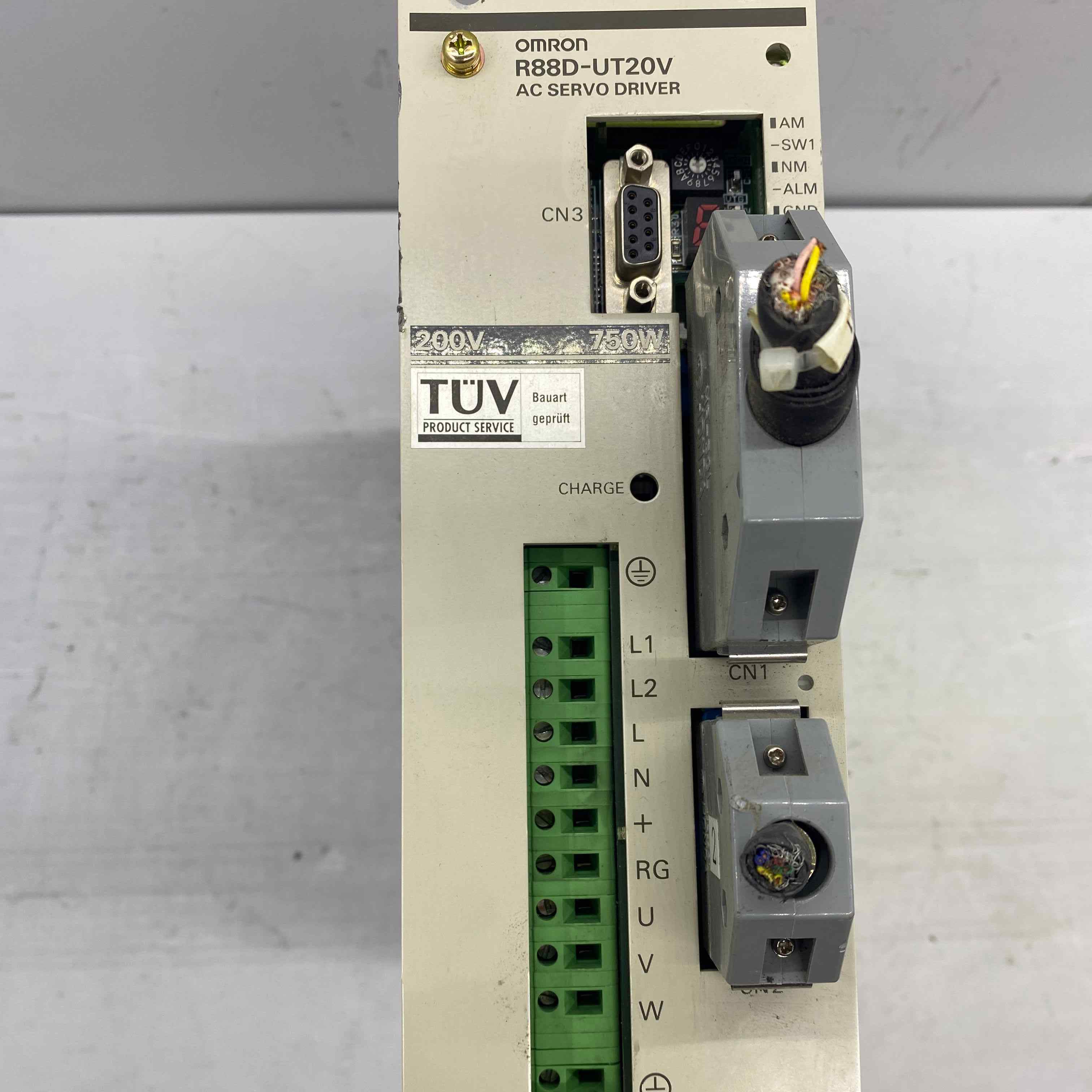 OMRON R88D-UT20V 0.75KW 220V SERVO SÜRÜCÜ