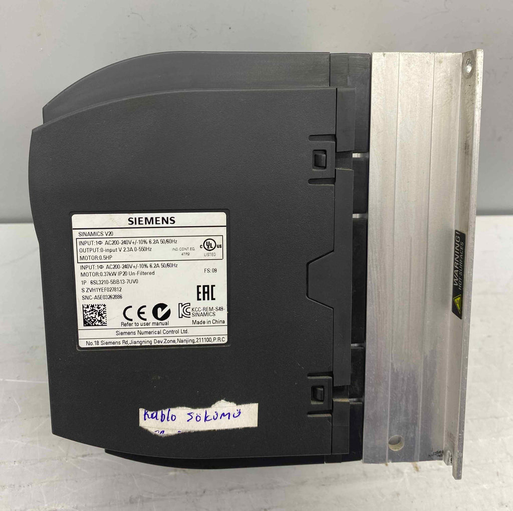 SIEMENS 6SL3 210-5BB13-7UV0 6SL3210-5BB13-7UV0 0.37KW 220V  SÜRÜCÜ