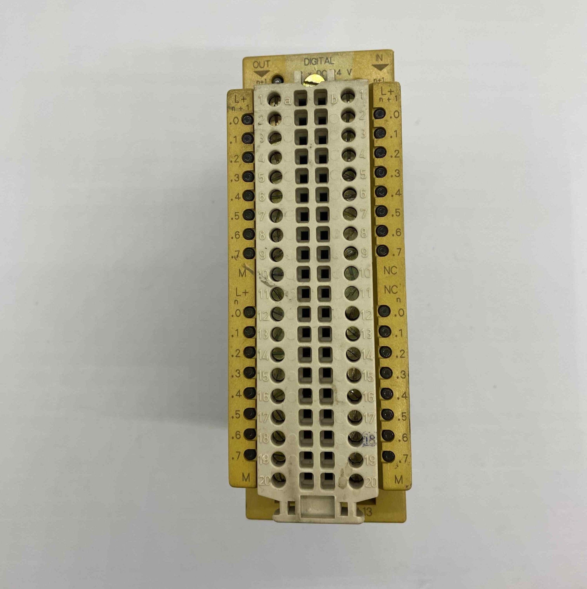 SIEMENS 6ES5 482-8MA13  PLC