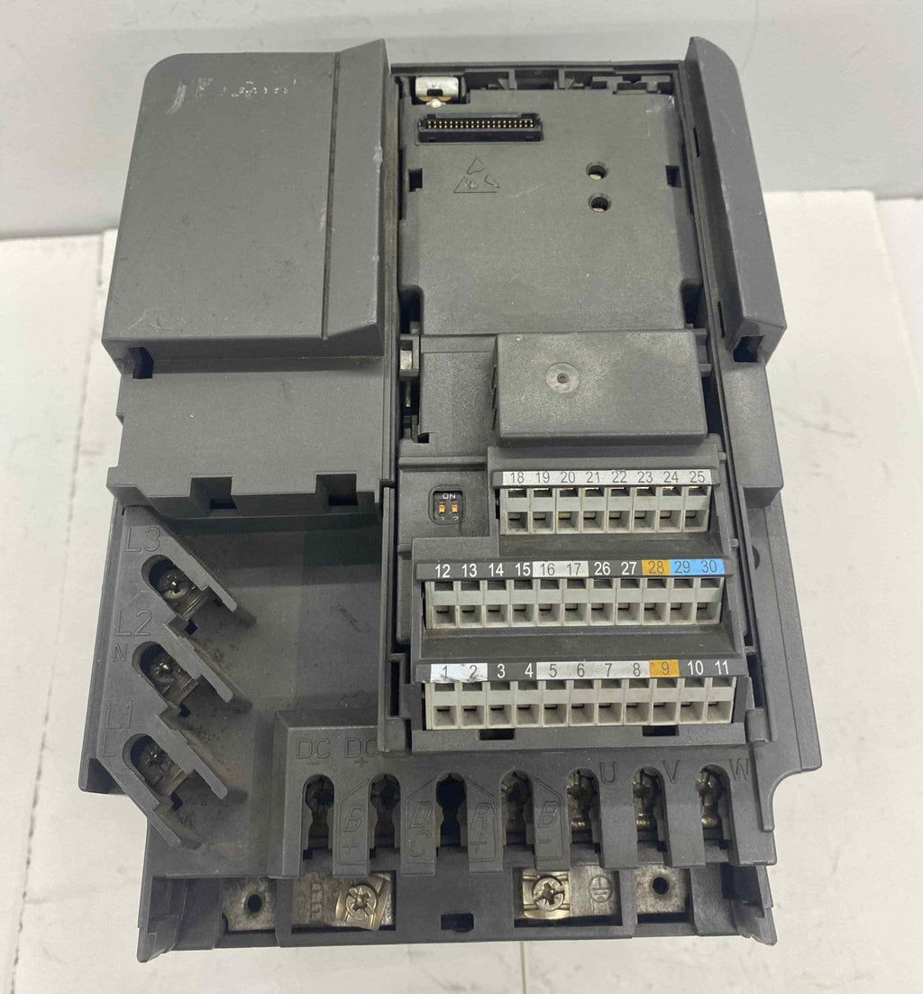 SIEMENS 6SE6 440-2AD22-2BA1 6SE6440-2AD22-2BA1 380V 2.2KW  SÜRÜCÜ