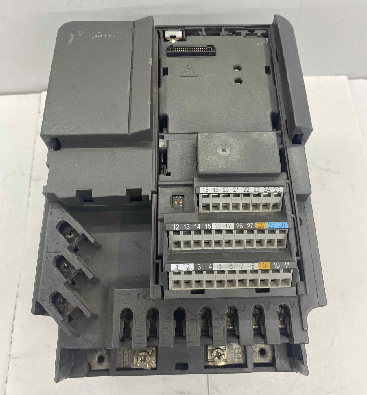SIEMENS 6SE6 440-2AD22-2BA1 6SE6440-2AD22-2BA1 380V 2.2KW  SÜRÜCÜ