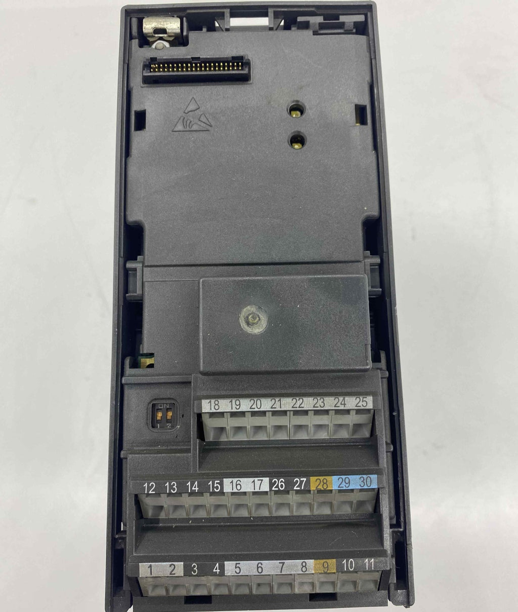 SIEMENS 6SE6 440-2UD13-7AA1 6SE6440-2UD13-7AA1 480V 0.37KW  SÜRÜCÜ