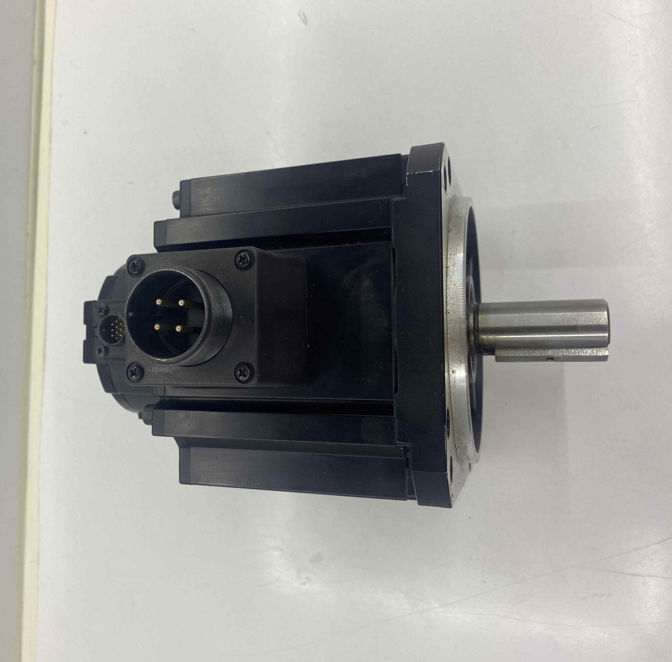 OMRON R88M-K1K520F-S2 SERVO MOTOR